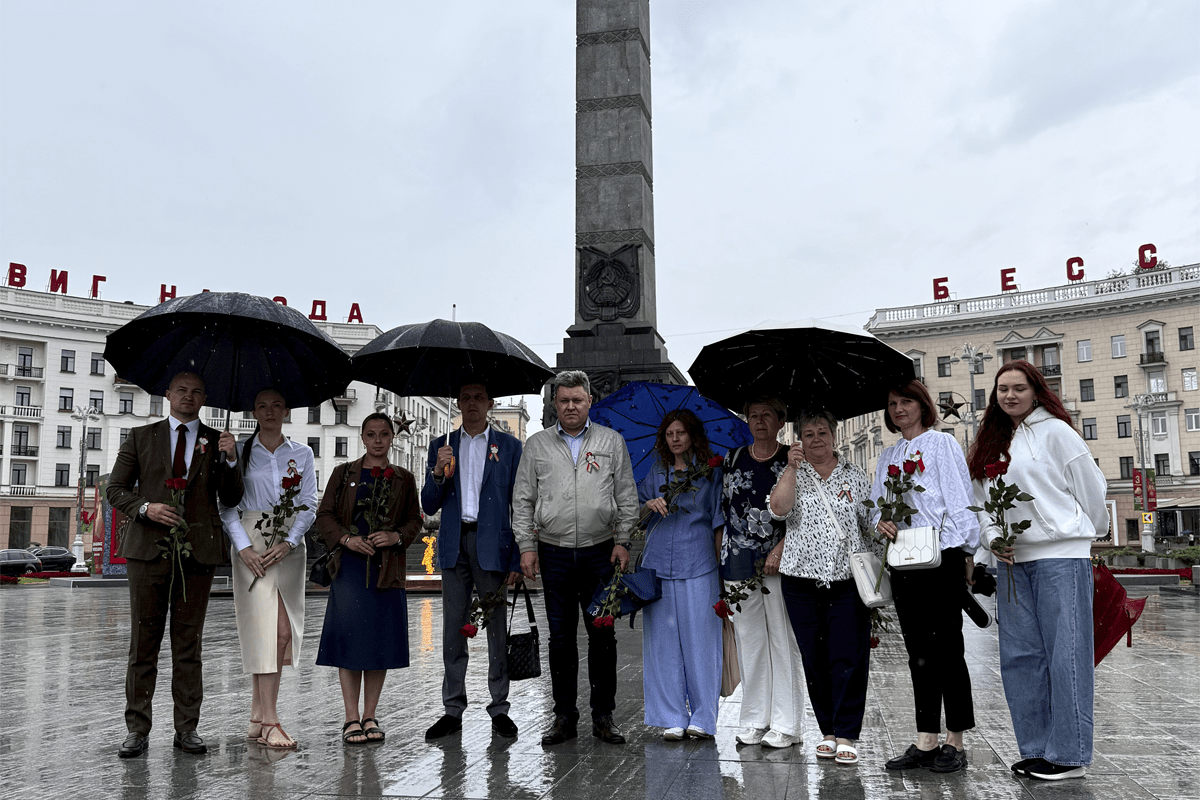 Народное возложение цветов